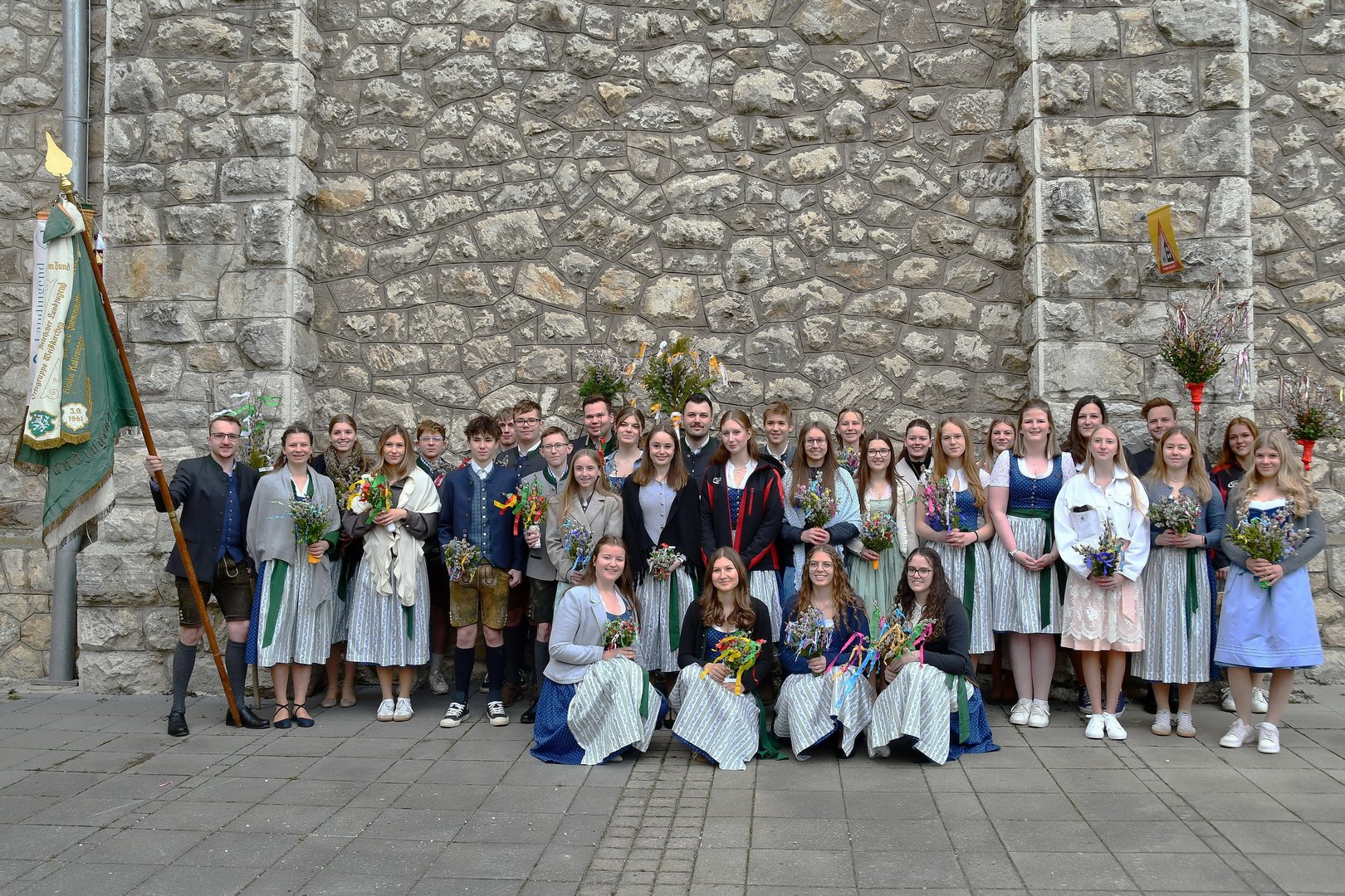 Palmweihe-Gruppenfoto vor der Kirche