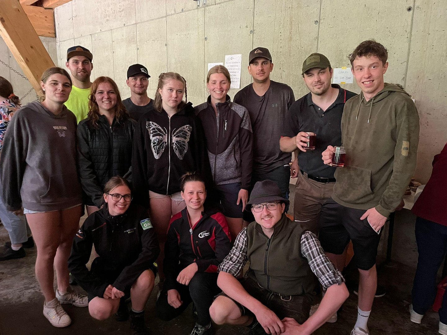 Gruppenbild-Sensenmähen