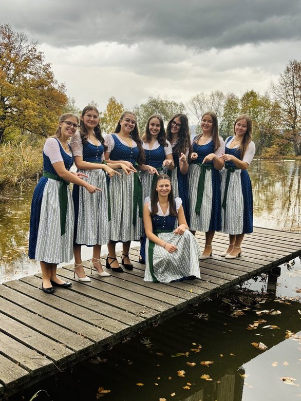 Vorstandsmädels-v.l.n.r.: Alexandra Moitzi, Johanna Pichler, Jana Kogler, Viktoria Reiter, Kerstin Wallner, Jasmin Schmedler, Viktoria Bischof; vorne knieend: Magdalena Steinberger