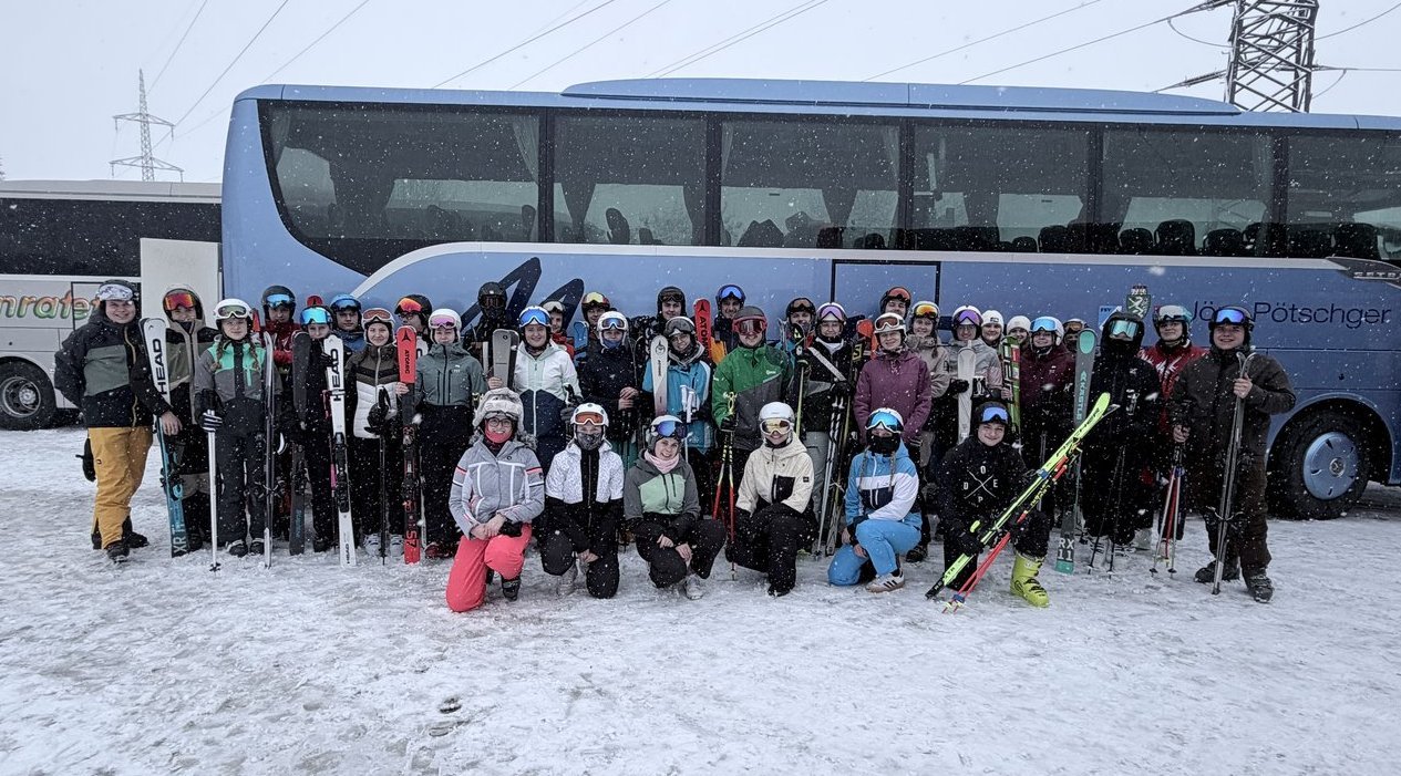 Gruppenbild vor dem Bus