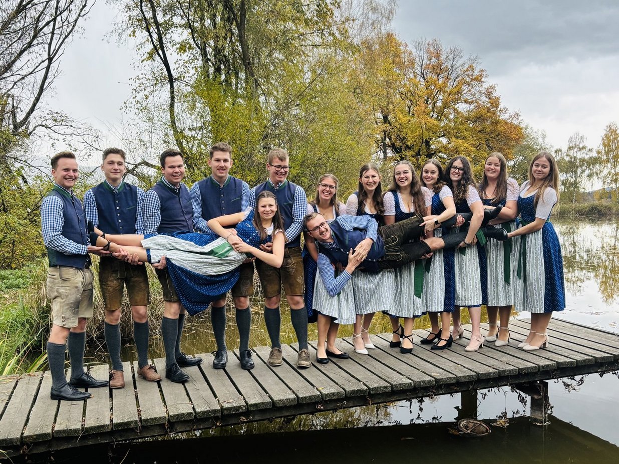 Gruppenfoto-v.l.n.r.: Johannes Freigassner, Paul Leitner, Thomas Führer, Johannes Reiter, Manuel Schmedler, Alexandra Moitzi, Johanna Pichler, Jana Kogler, Viktoria Reiter, Kerstin Wallner, Jasmin Schmedler, Viktoria Bischof; vorne liegend: Magdalena Steinberger, Tobias Sölkner