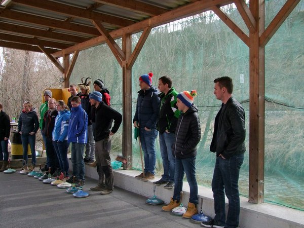 Stockschießen Alt gegen Jung